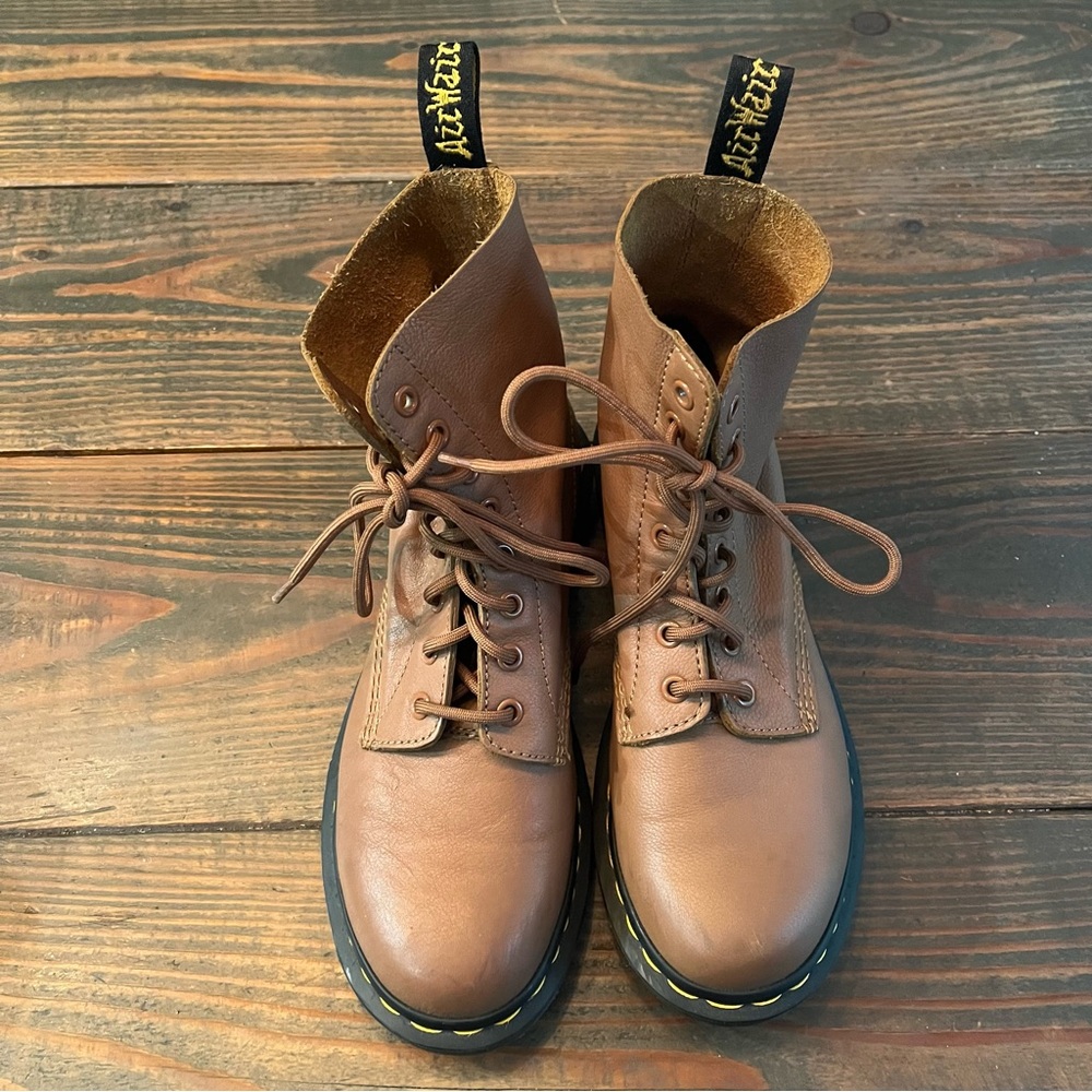 Dr. Martens AirWick Pascal Tan Leather Lace Up Boots Size 8